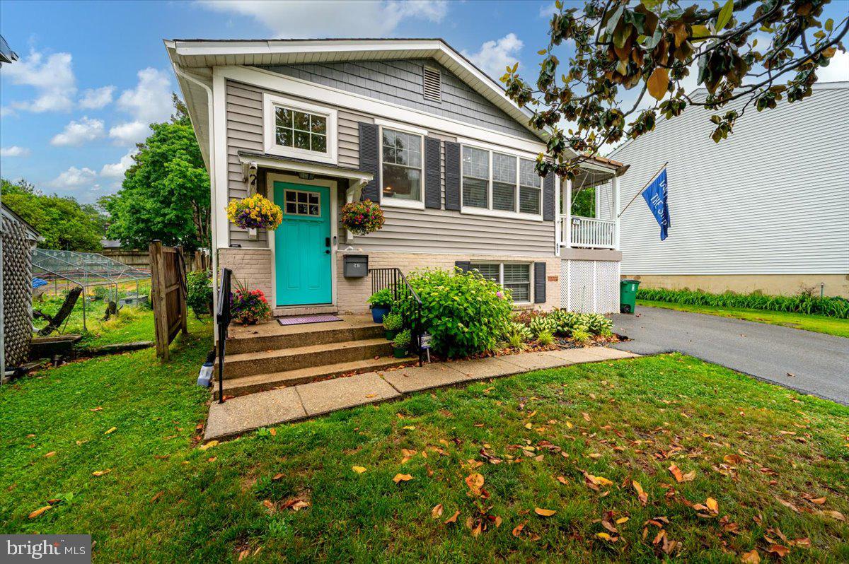 57 Spa Road Annapolis, MD 21401 - Photo 3 of 39 a front view of a house with a yard