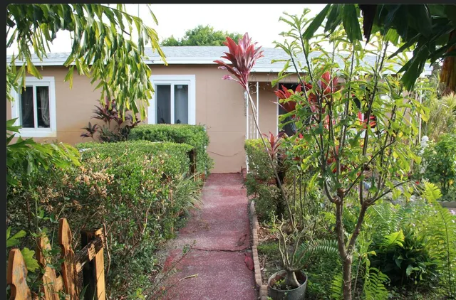 a view of entryway with flower plants