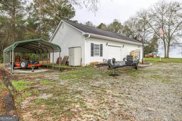 a view of a house with backyard