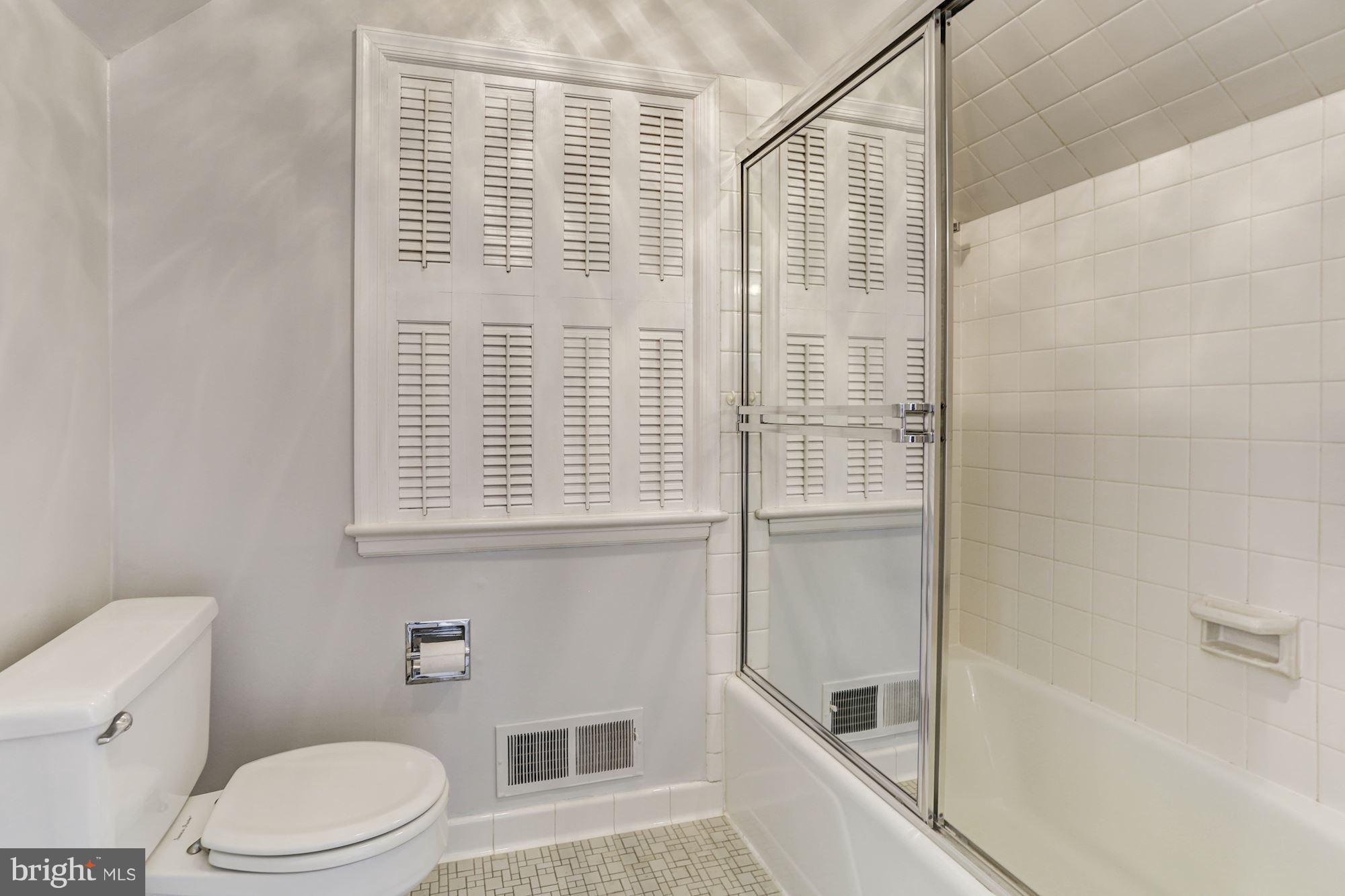 6015 Overlea Road Bethesda, MD 20816 - Photo 20 of 30 a bathroom with a toilet and a bathtub