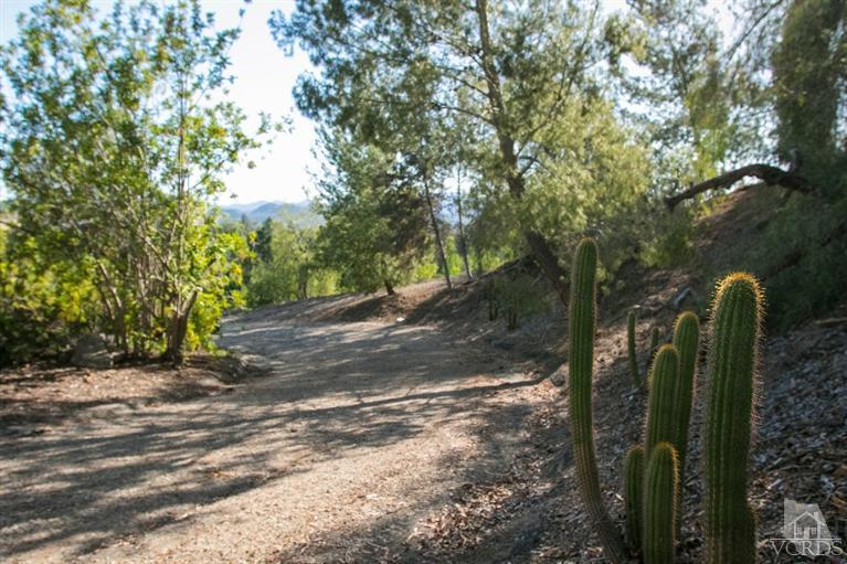 1815 La Granada Drive Thousand Oaks, CA 91362 - Photo 36 of 38 a backyard of a house with lots of green space