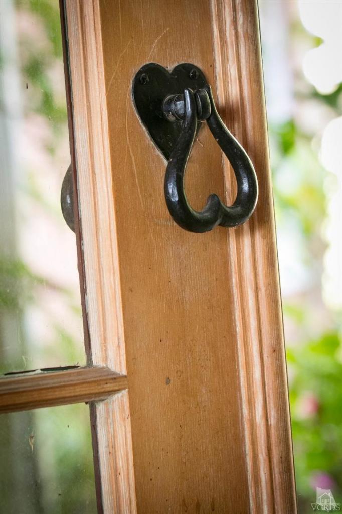 1815 La Granada Drive Thousand Oaks, CA 91362 - Photo 6 of 38 a close view of bulb