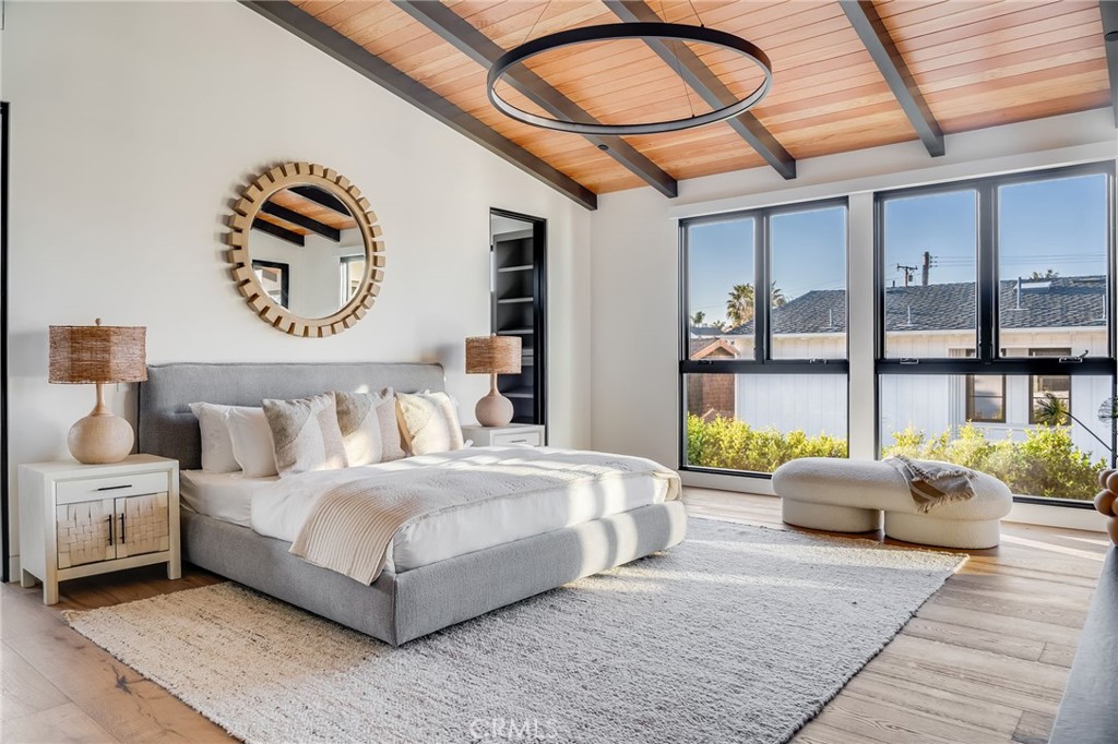 427 Santa Ana Avenue Newport Beach, CA 92663 - Photo 13 of 32 a bedroom with a bed mirror and window
