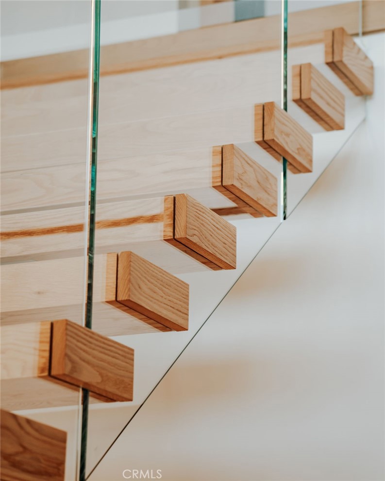 427 Santa Ana Avenue Newport Beach, CA 92663 - Photo 20 of 32 a view of a hallway with seating area