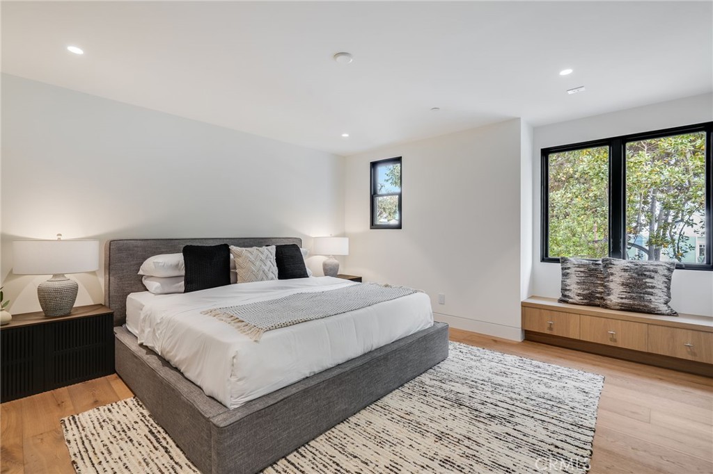 427 Santa Ana Avenue Newport Beach, CA 92663 - Photo 24 of 32 a bedroom with a large bed and a rug