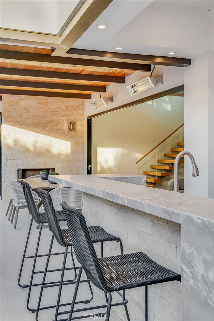 427 Santa Ana Avenue Newport Beach, CA 92663 - Photo 30 of 32 a table with chairs and a stove