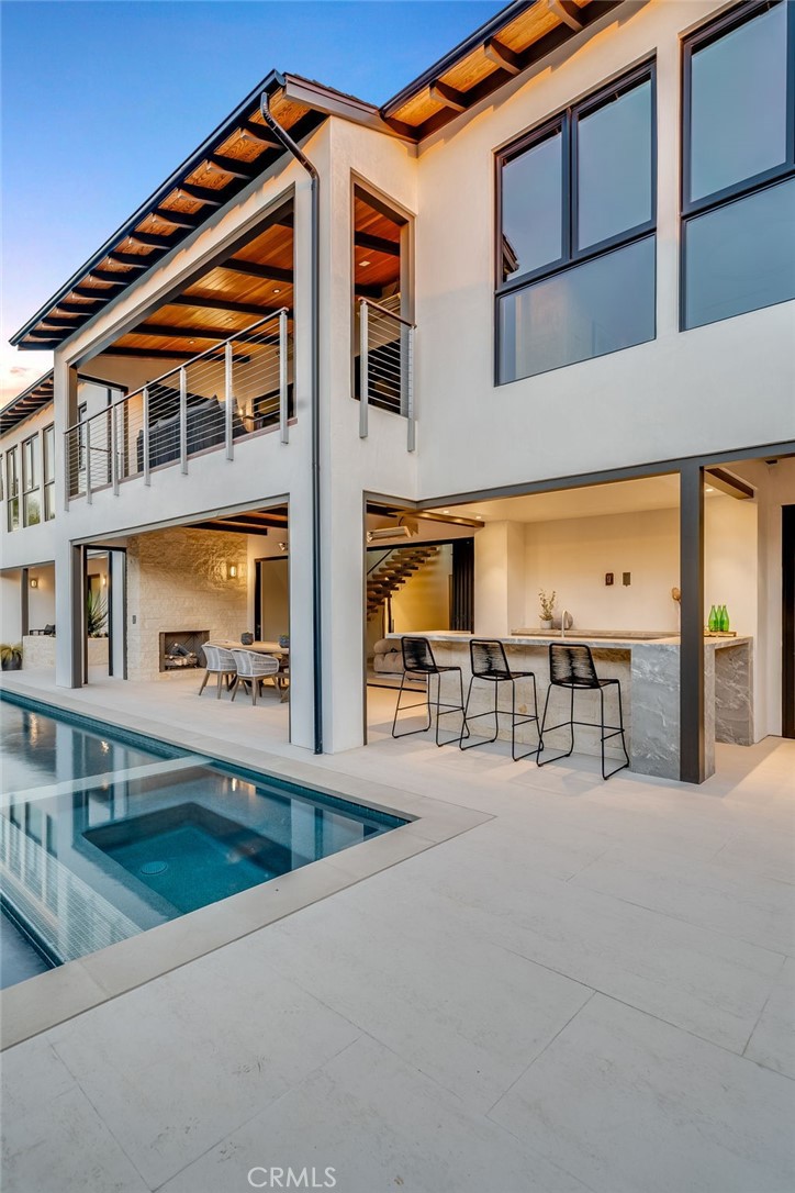 427 Santa Ana Avenue Newport Beach, CA 92663 - Photo 31 of 32 a patio with table and chairs