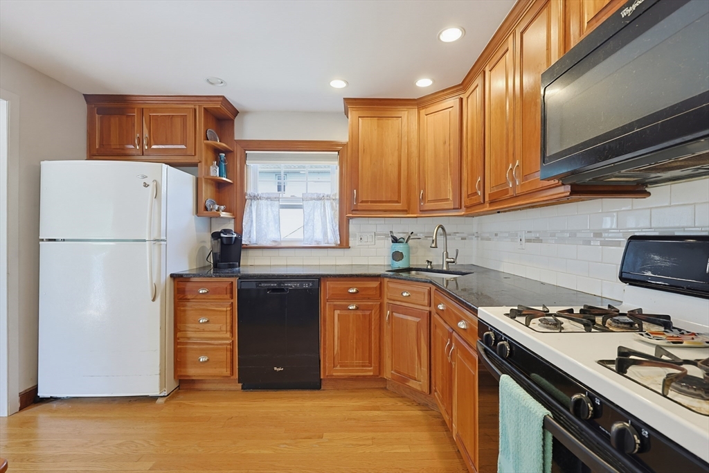 11 Bright Street Waltham, MA 02453 - Photo 10 of 34