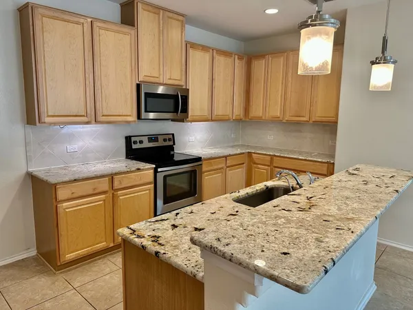 $2,300 | 413 Hunters Hill Drive, San Marcos, TX 78666