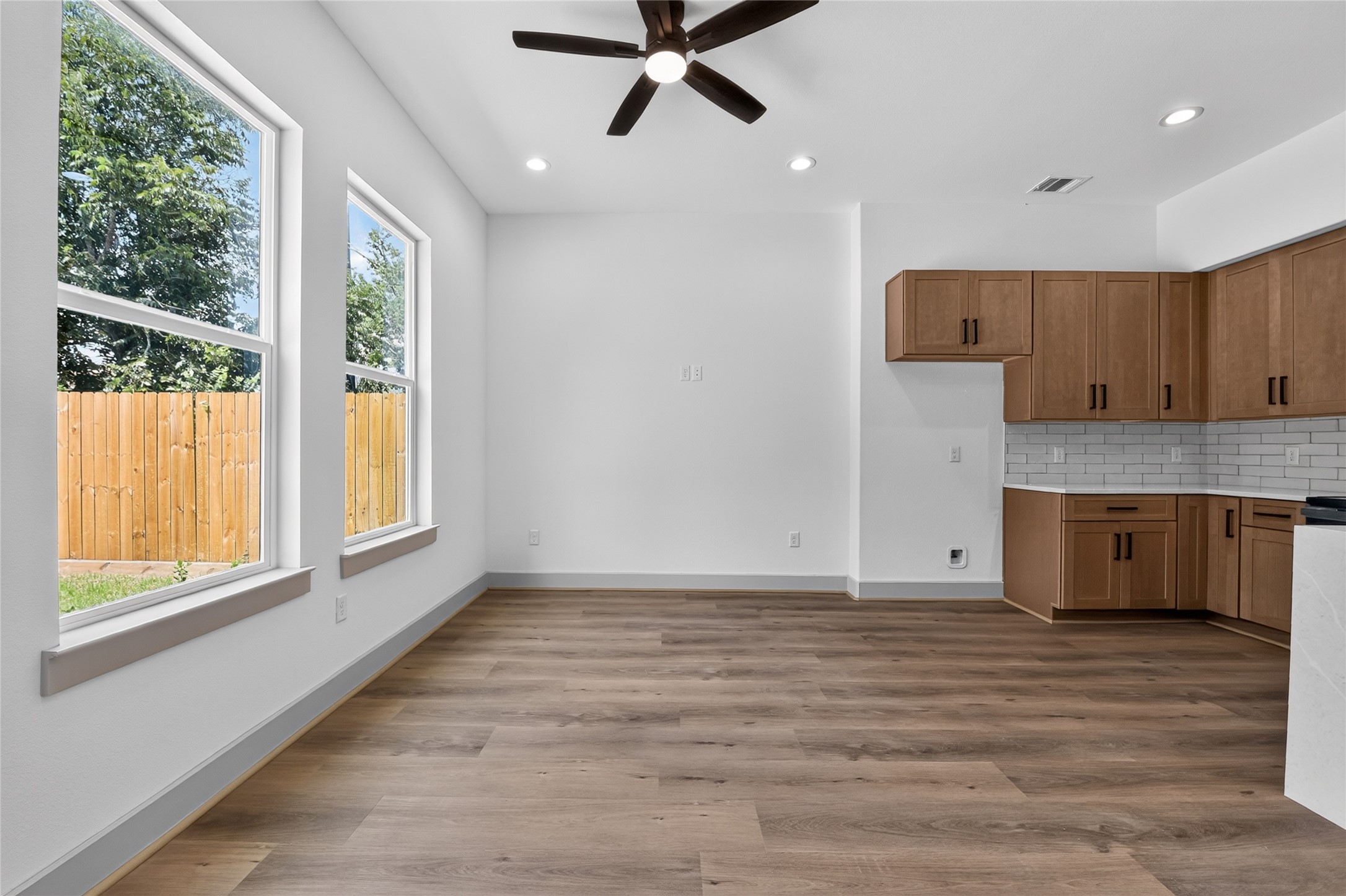 6815 Stearns Street Houston, TX 77021 - Photo 11 of 35 Unrestricted living, airy and modern--the first floor is anchored by sleek, uninterrupted flooring.
