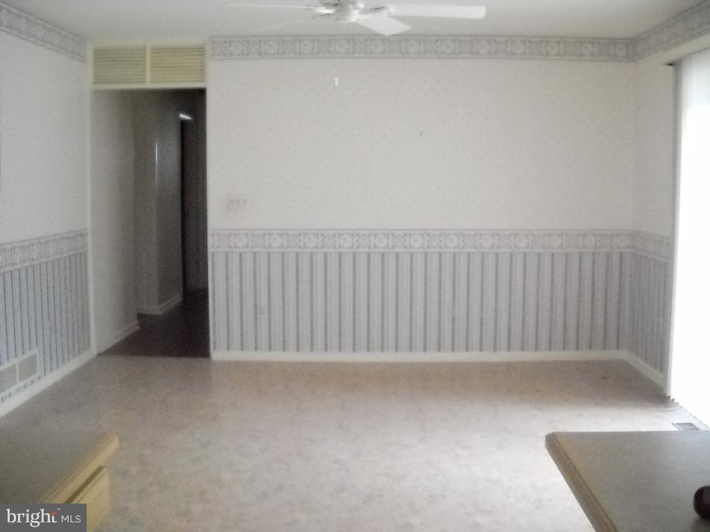 400 East Evergreen Road Lebanon, PA 17042 - Photo 11 of 25 Breakfast room.~
