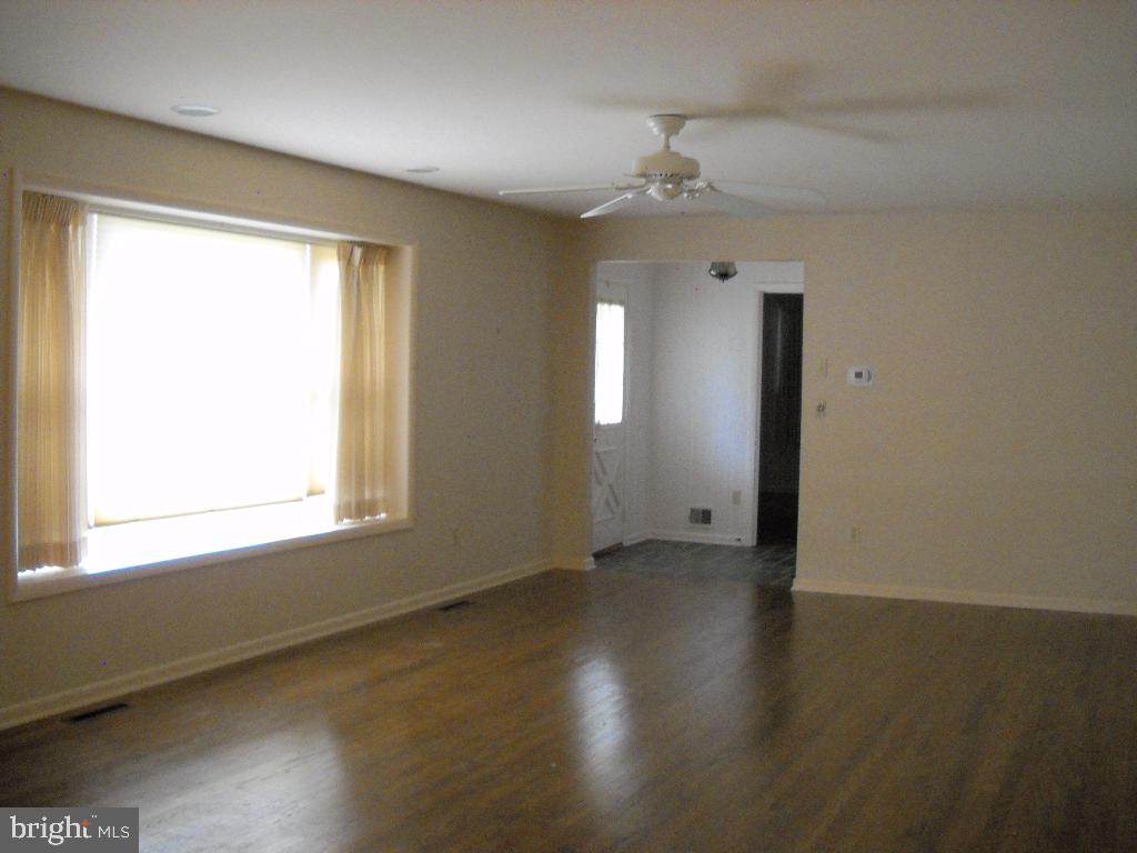 400 East Evergreen Road Lebanon, PA 17042 - Photo 5 of 25 Living room, bay window