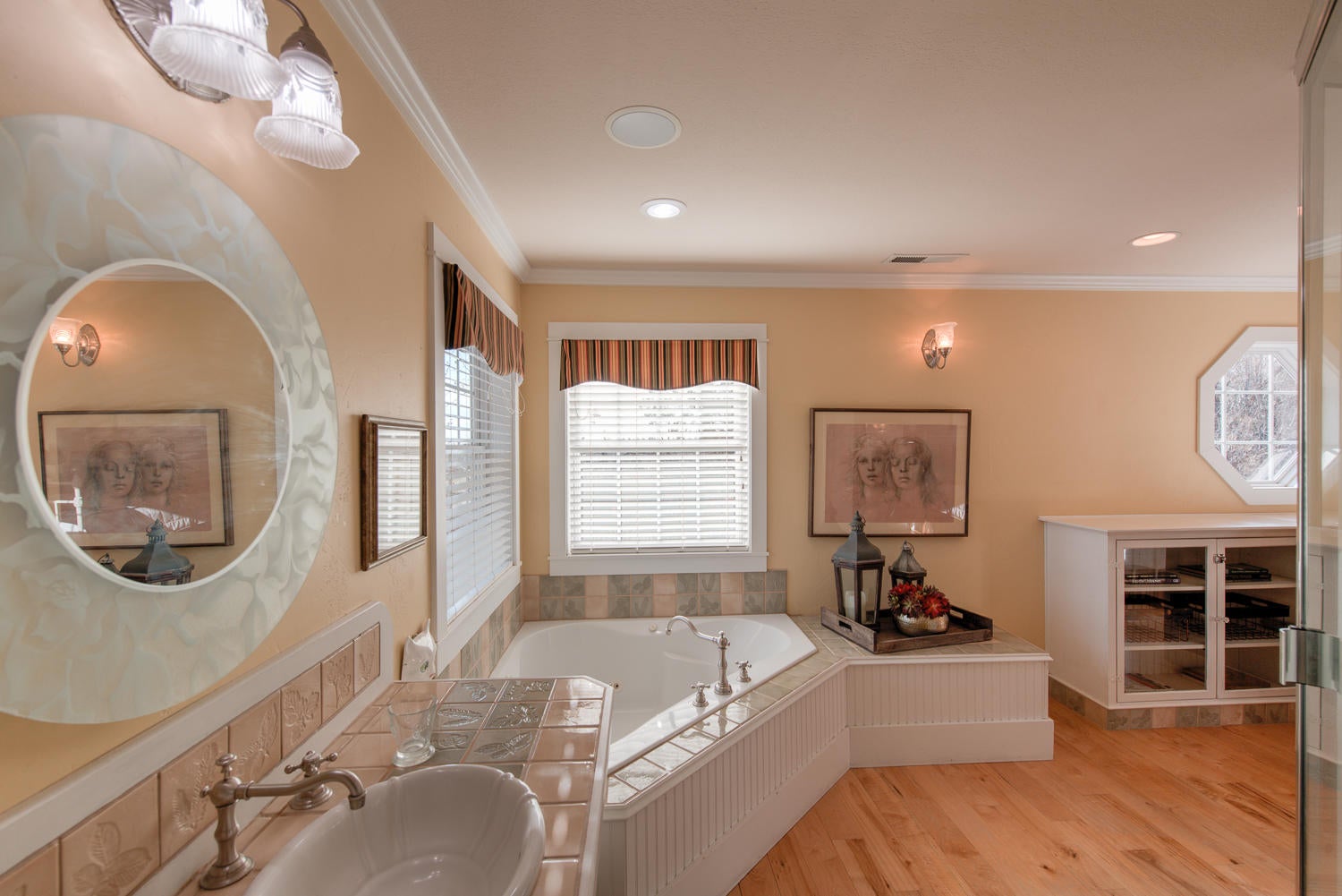 22222 Erickson Road Bend, OR 97701 - Photo 37 of 100 Jacuzzi tub in master