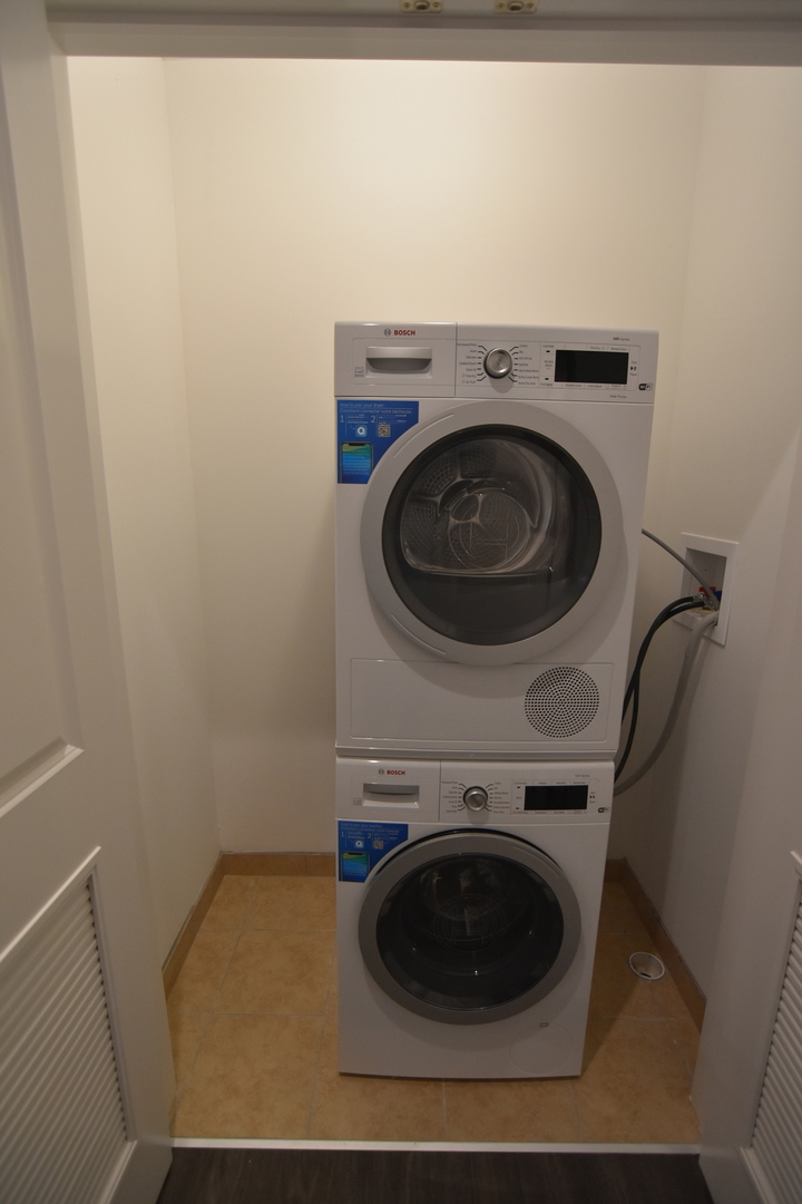 1730 West Greenleaf Avenue, Unit 102 Chicago, IL 60626 - Photo 15 of 15 a utility room with dryer and washer