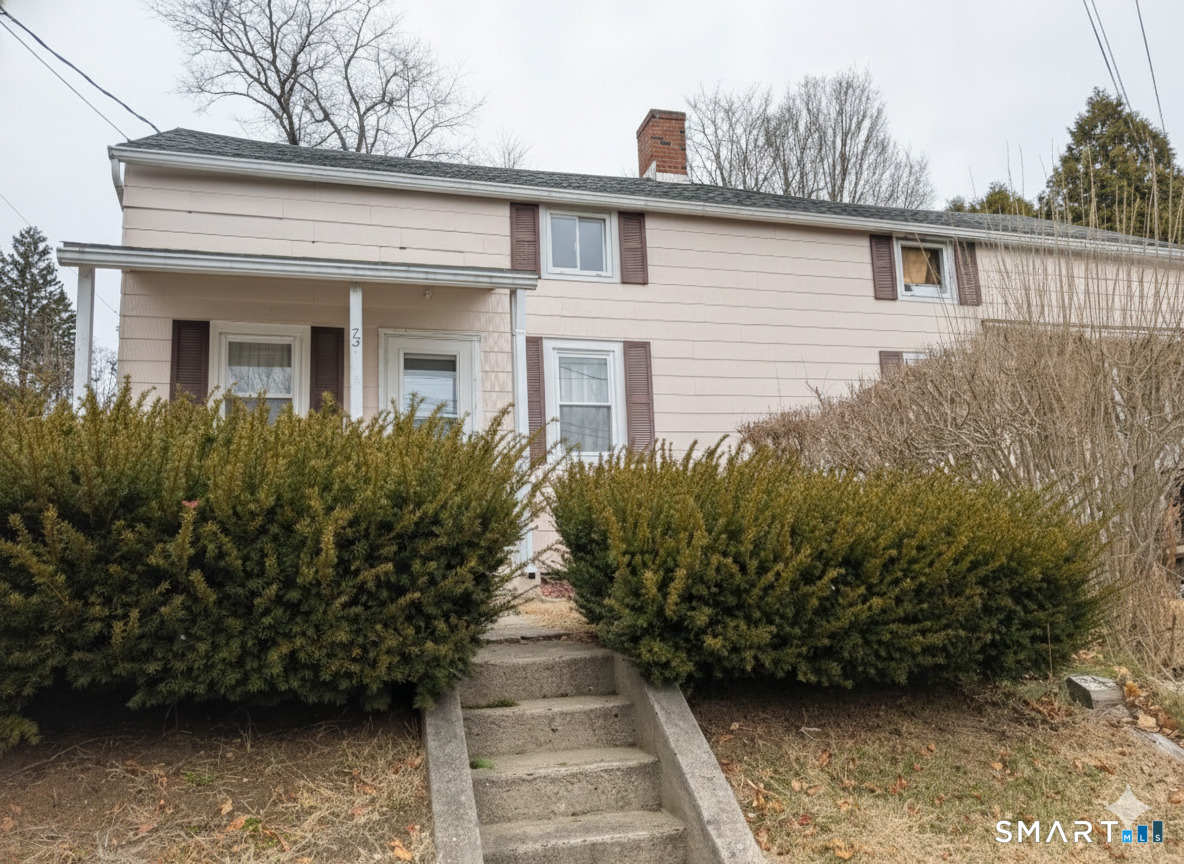 a view of a house with backyard and garden