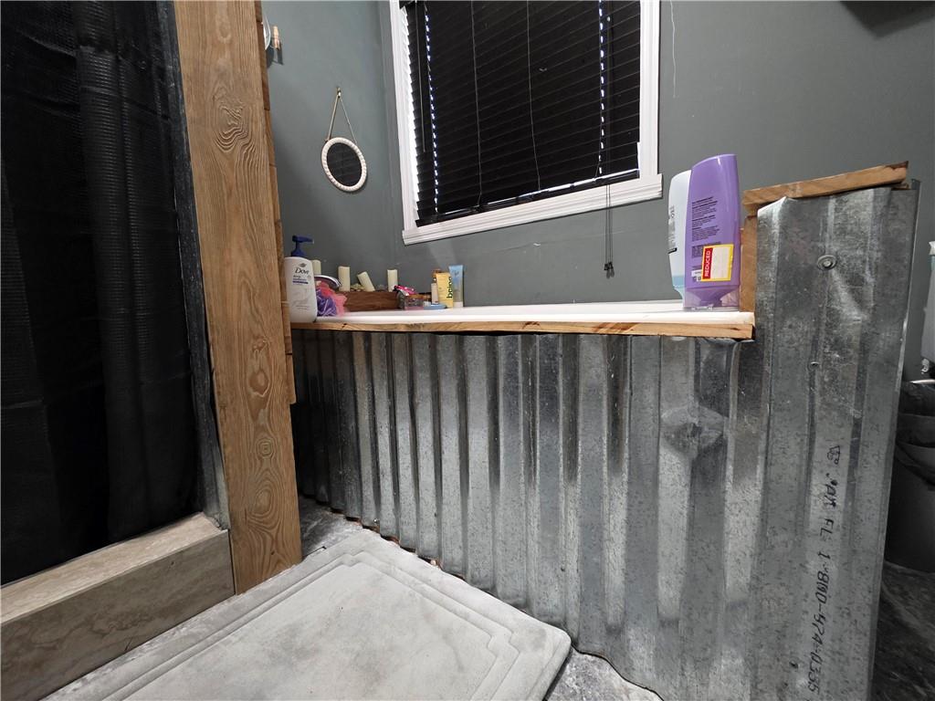 176 Runyon Loop Cedartown, GA 30125 - Photo 16 of 20 a bathroom with a mirror