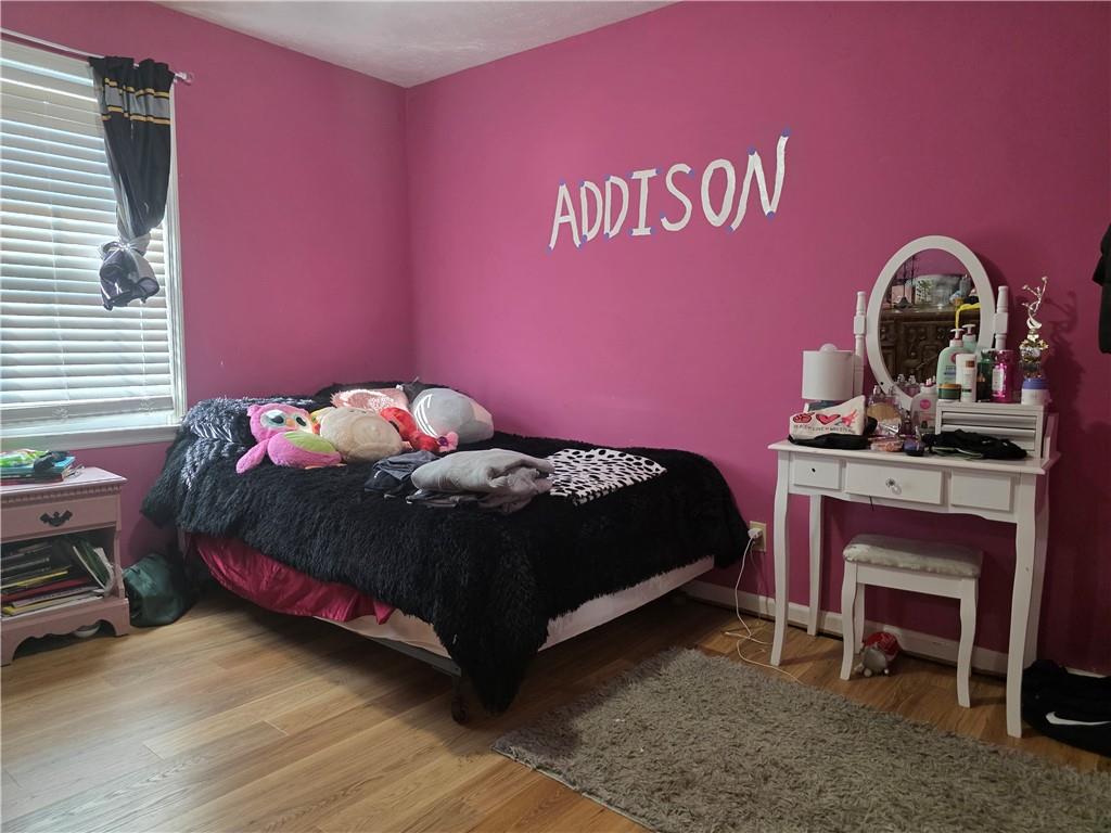 176 Runyon Loop Cedartown, GA 30125 - Photo 10 of 20 a bedroom with a bed and a table