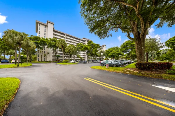 $2,300 | 575 Oaks Lane, Unit 1009, Pompano Beach, FL 33069