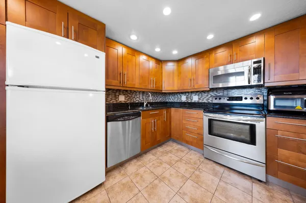 $2,300 | 575 Oaks Lane, Unit 1009, Pompano Beach, FL 33069