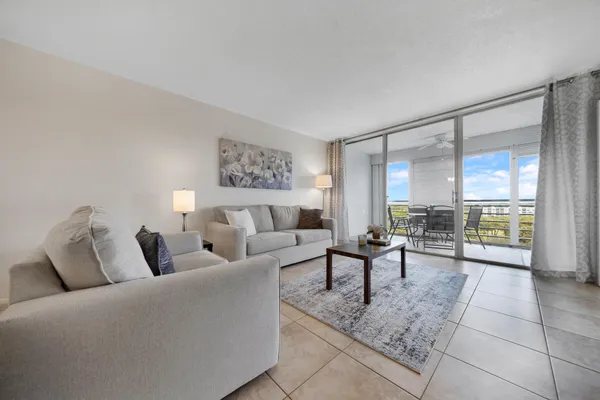 $2,300 | 575 Oaks Lane, Unit 1009, Pompano Beach, FL 33069