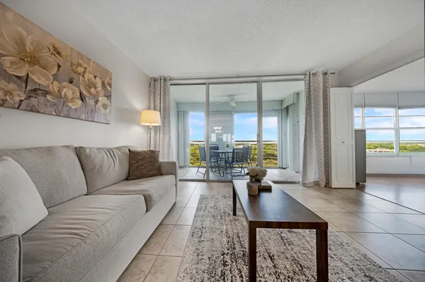 $2,300 | 575 Oaks Lane, Unit 1009, Pompano Beach, FL 33069