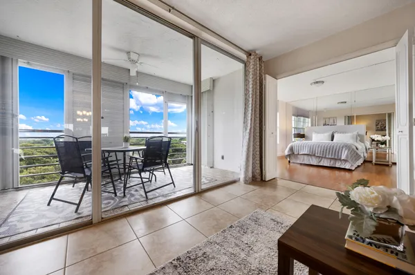 $2,300 | 575 Oaks Lane, Unit 1009, Pompano Beach, FL 33069
