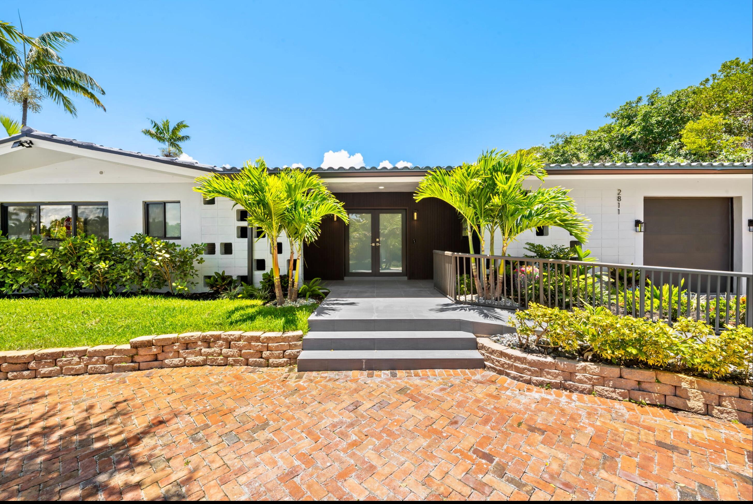 2811 Northeast 53rd Court Lighthouse Point, FL 33064 - Photo 1 of 31 Front View