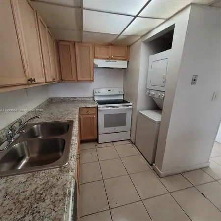 $2,175 | 10090 Northwest 80th Court, Unit 1202, Hialeah Gardens, FL 33016