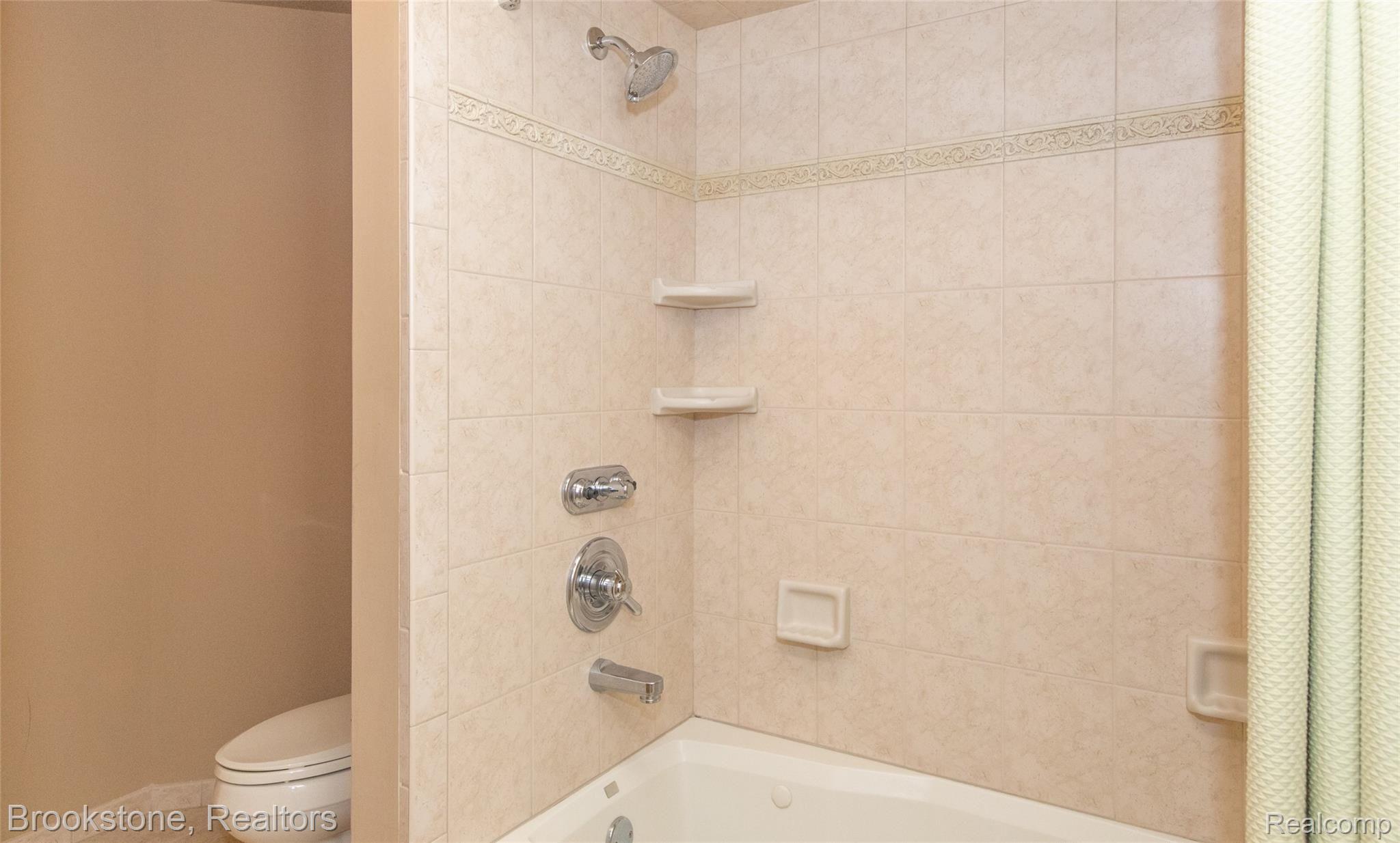 7868 Holcomb Road Clarkston, MI 48348 - Photo 41 of 60 Shared Bath for Bedrooms 3 and 4