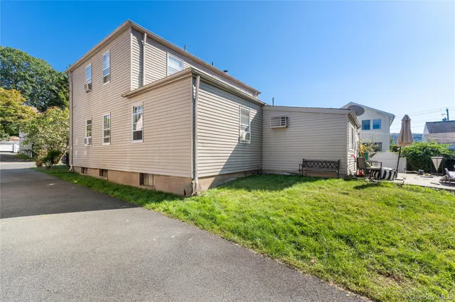 a view of a house with backyard
