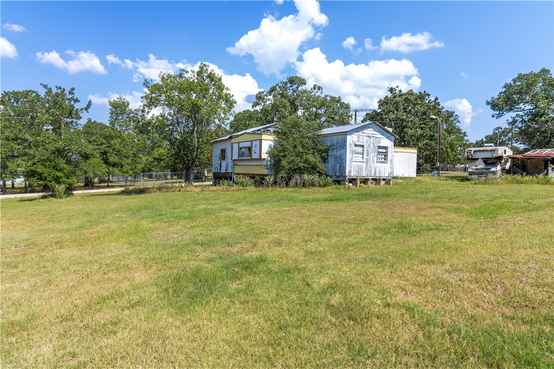 109 Mohawk Trail Somerville, TX 77879 - Photo 4 of 12 View of green lawn