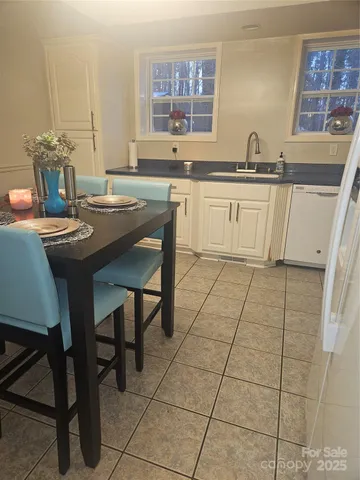 a view of entryway with a rug