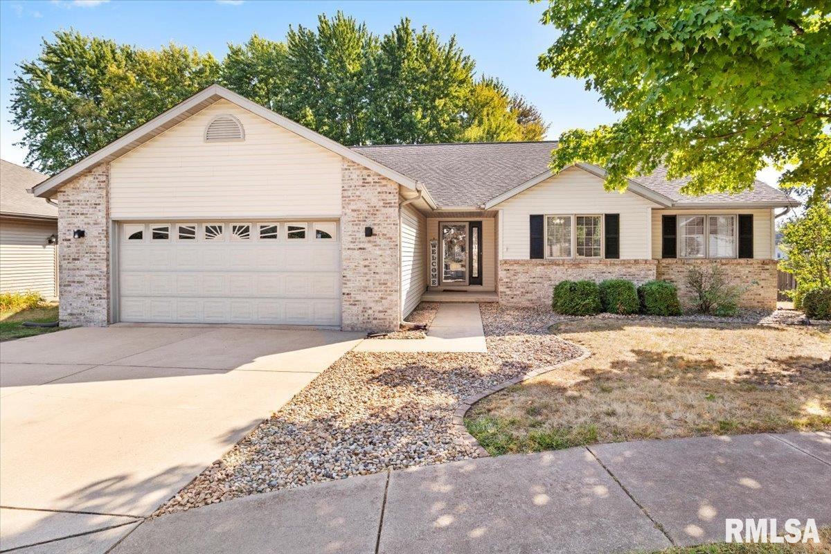 14 Spring Street Riverton, IL 62561 - Photo 1 of 36 Gallery Image 1