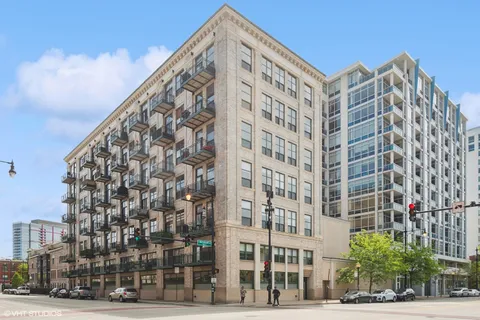 $259,900 | 1801 South Michigan Avenue, Unit 402, Chicago, IL 60616