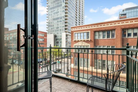 $259,900 | 1801 South Michigan Avenue, Unit 402, Chicago, IL 60616