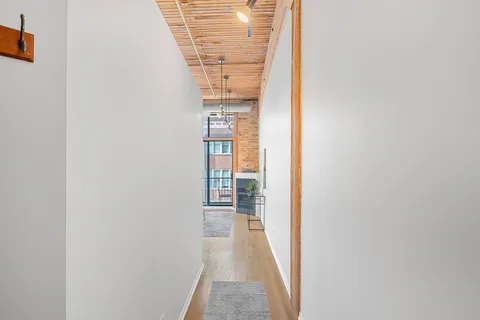 $259,900 | 1801 South Michigan Avenue, Unit 402, Chicago, IL 60616