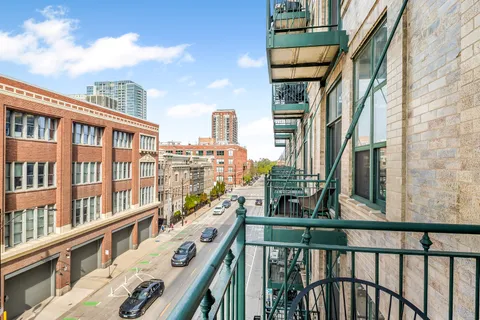 $259,900 | 1801 South Michigan Avenue, Unit 402, Chicago, IL 60616