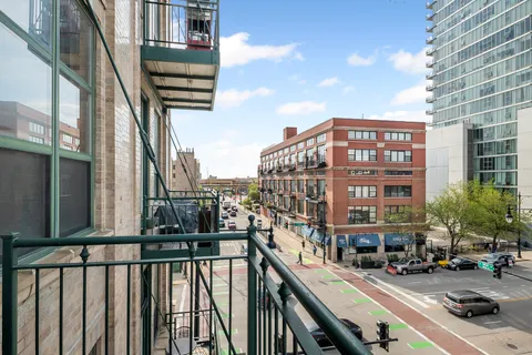 $259,900 | 1801 South Michigan Avenue, Unit 402, Chicago, IL 60616