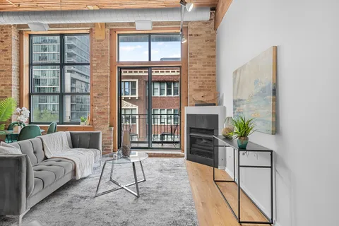 $259,900 | 1801 South Michigan Avenue, Unit 402, Chicago, IL 60616