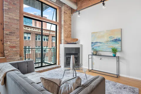 $259,900 | 1801 South Michigan Avenue, Unit 402, Chicago, IL 60616