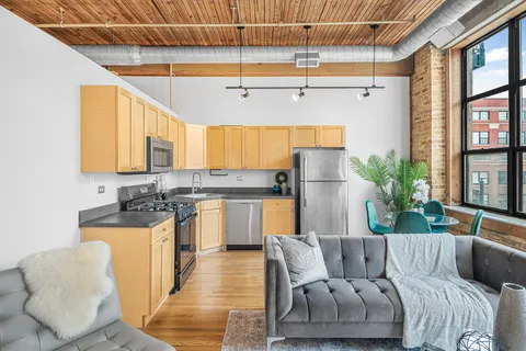 $259,900 | 1801 South Michigan Avenue, Unit 402, Chicago, IL 60616