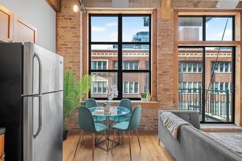 $259,900 | 1801 South Michigan Avenue, Unit 402, Chicago, IL 60616