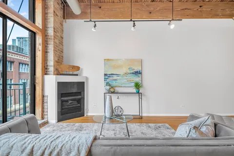 $259,900 | 1801 South Michigan Avenue, Unit 402, Chicago, IL 60616