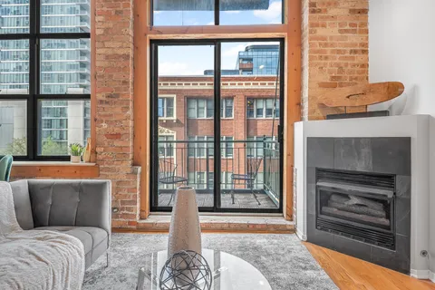 $259,900 | 1801 South Michigan Avenue, Unit 402, Chicago, IL 60616