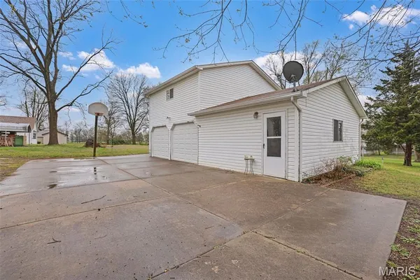 $239,900 | 829 Edward Street, St. Libory, IL 62282