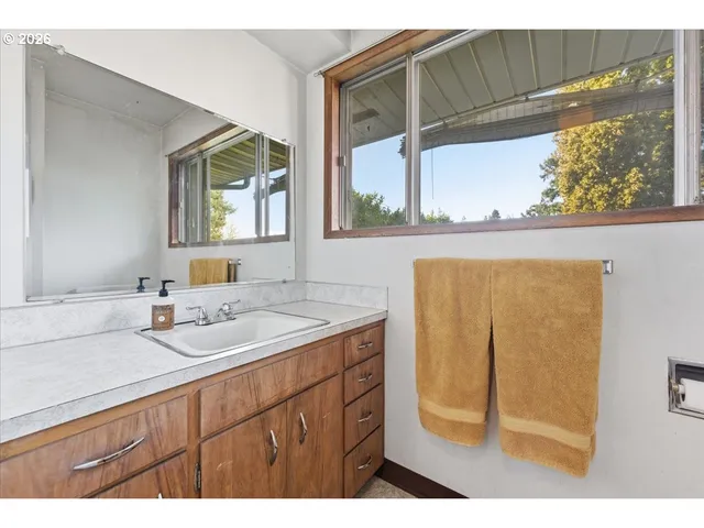 $550,000 | 20155 Southwest Boones Ferry Road, Tualatin, OR 97062