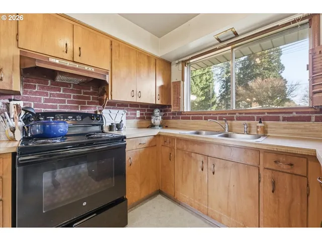 $550,000 | 20155 Southwest Boones Ferry Road, Tualatin, OR 97062