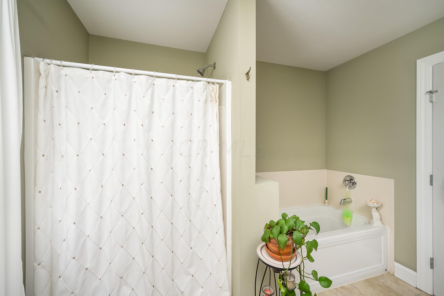 990 Hanover Road Delaware, OH 43015 - Photo 35 of 57 Primary Bath