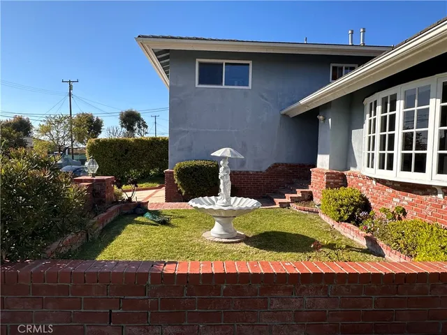 a view of a backyard with table and chairs potted plants