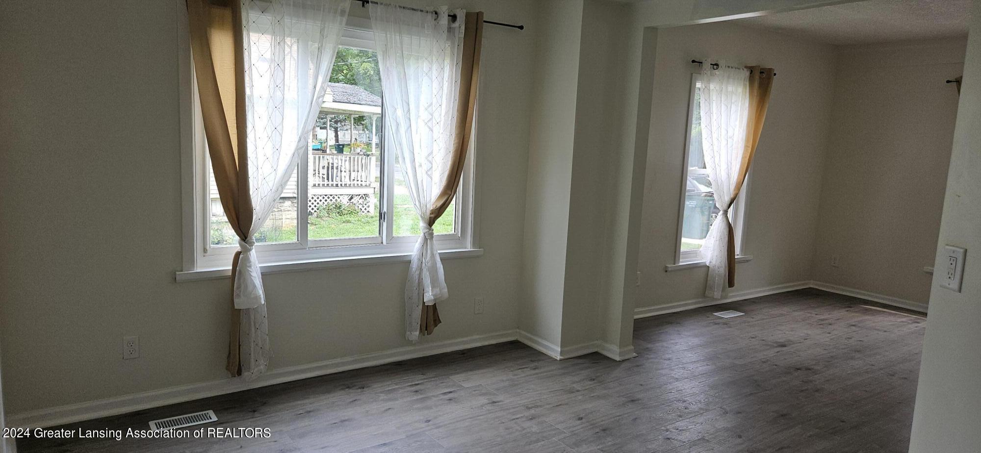 925 Cleveland Street Lansing, MI 48906 - Photo 3 of 10 20240729_124639